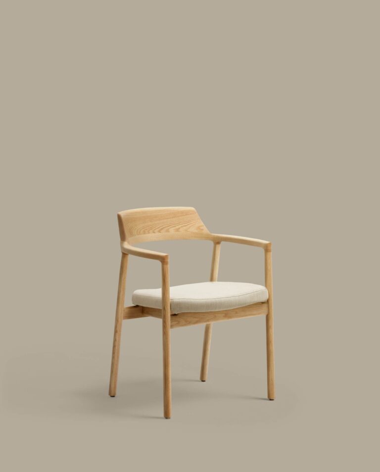 Silla desenfundable Alocs de madera maciza de roble con acabado natural FSC Mix Credit