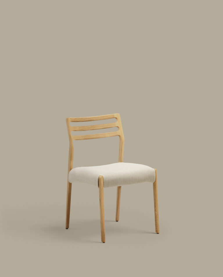 Silla desenfundable Cudia de madera maciza de roble con acabado natural FSC Mix Credit
