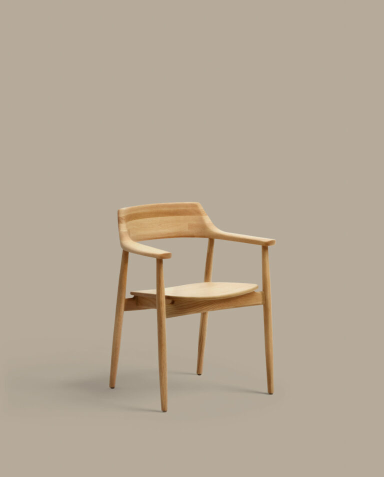Silla Fondes de madera maciza de roble con acabado natural FSC Mix Credit