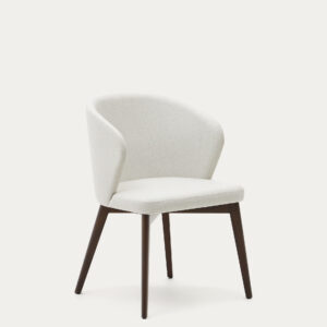 Silla Darice de chenilla beige y madera maciza de haya con acabado nogal FSC 100%