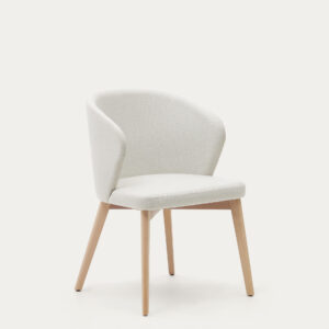 Silla Darice de chenilla beige y madera maciza de haya con acabado natural FSC 100%