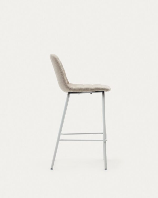 Taburete Zunilda de chenilla beige y acero con acabado blanco mate altura 65 cm FSC 100%