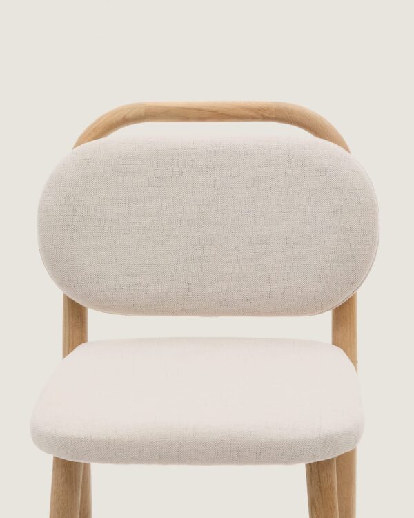 Taburete Helda de chenilla beige y madera maciza de roble FSC Mix Credit 65 cm