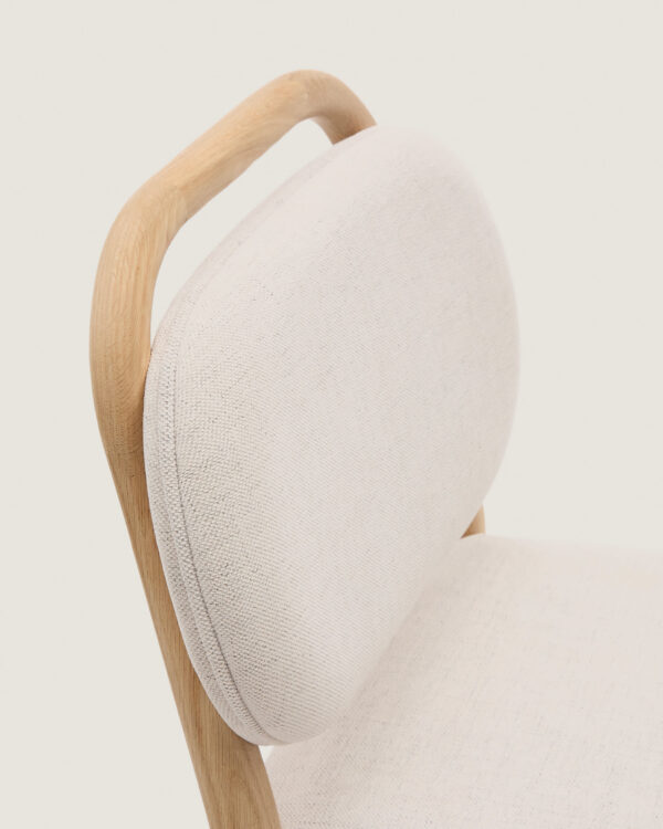 Taburete Helda de chenilla beige y madera maciza de roble FSC Mix Credit 65 cm