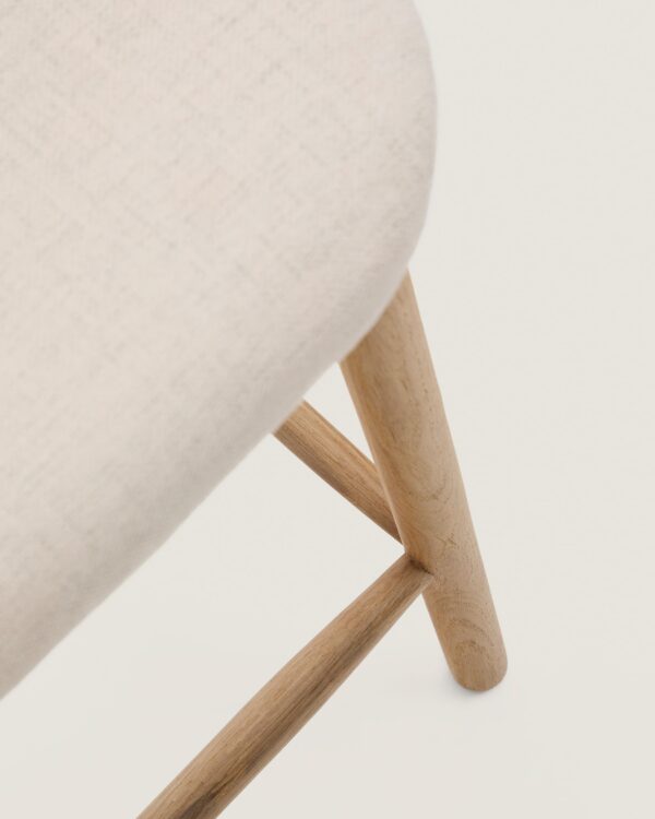 Taburete Helda de chenilla beige y madera maciza de roble FSC Mix Credit 65 cm