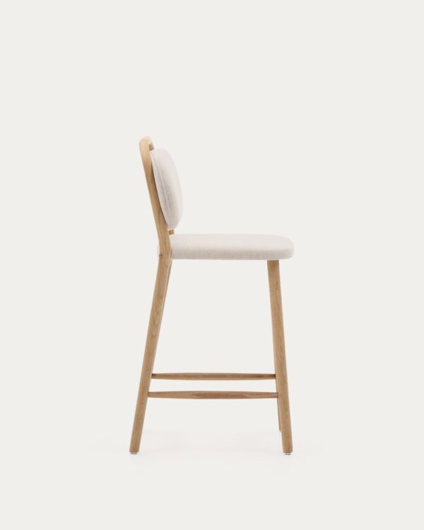 Taburete Helda de chenilla beige y madera maciza de roble FSC Mix Credit 65 cm