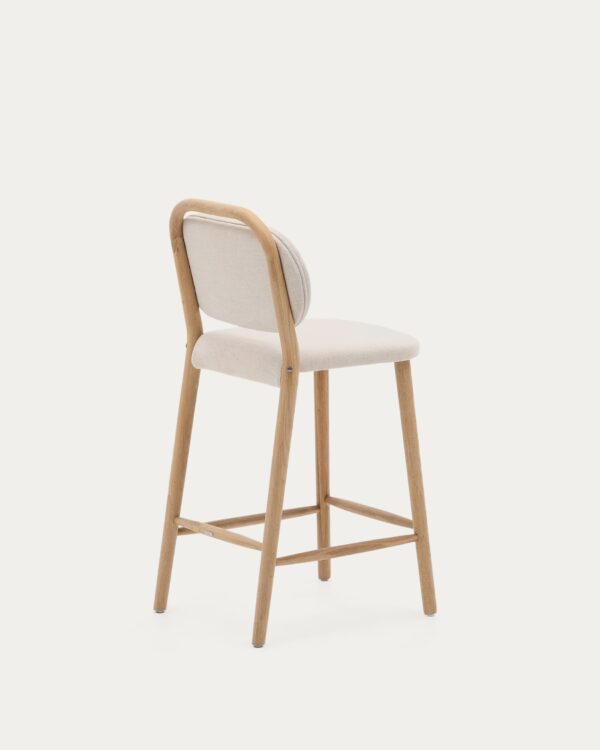 Taburete Helda de chenilla beige y madera maciza de roble FSC Mix Credit 65 cm
