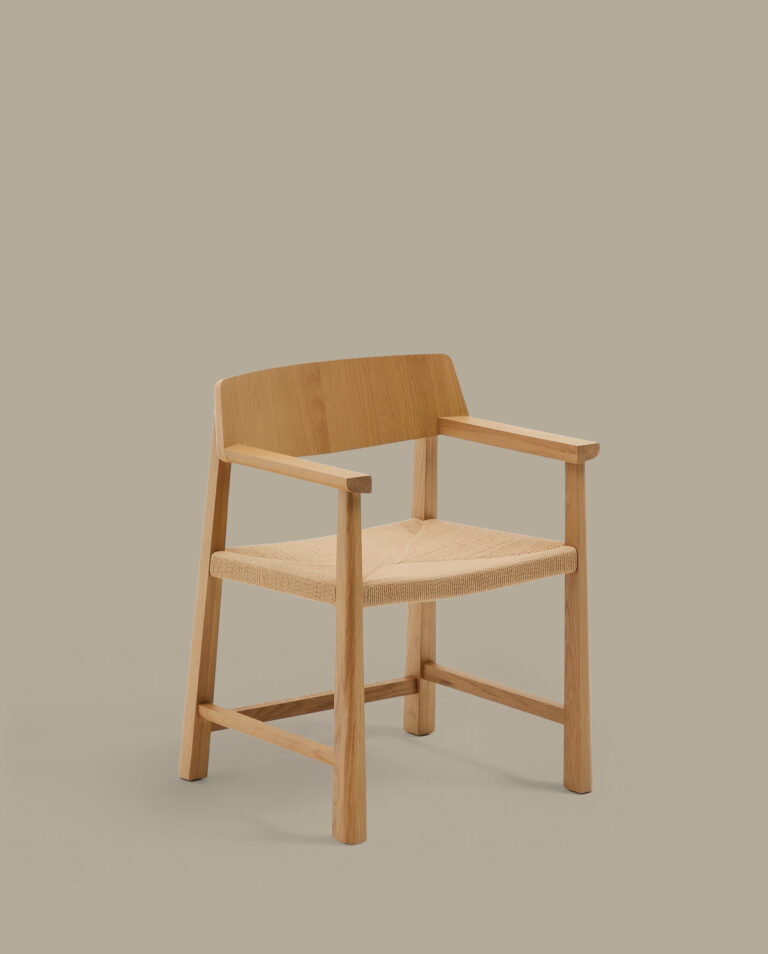 Silla Idun de madera maciza de roble acabado tono natural FSC Mix Credit y asiento de cuer