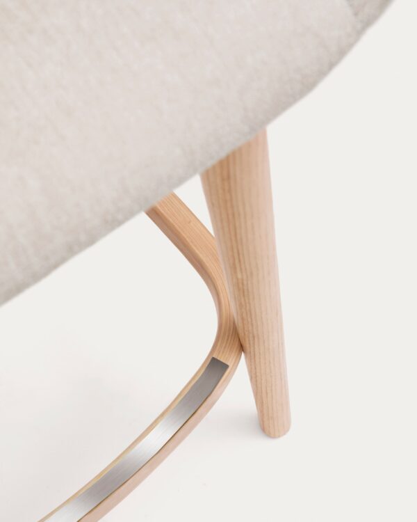 Taburete Konna beige y patas de madera maciza de fresno acabado tono natural 65 cm