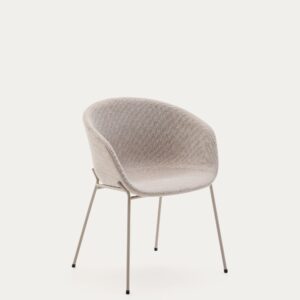 Silla Yvette de chenilla beige y patas de acero con acabado beige