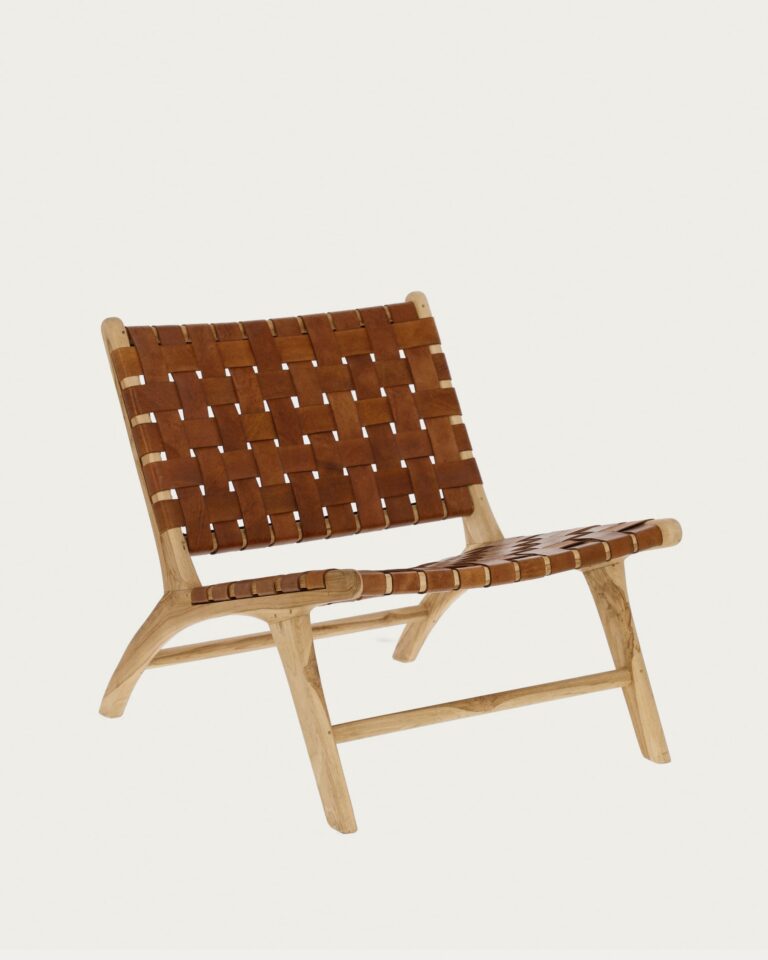 Sillón Calixta de piel y madera maciza de teca con acabado natural
