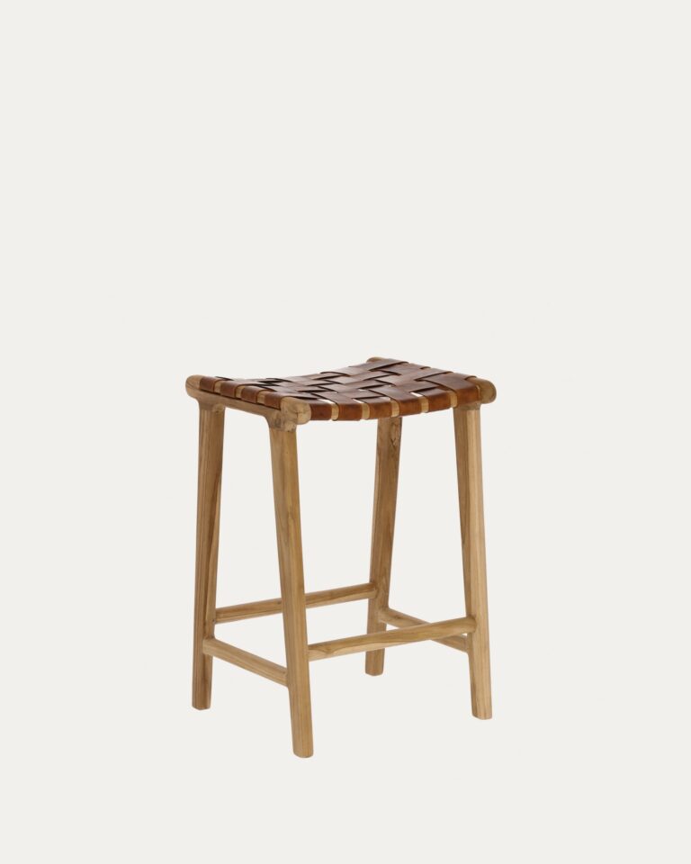 Taburete Calixta de piel y madera maciza de teca con acabado natural 67 cm