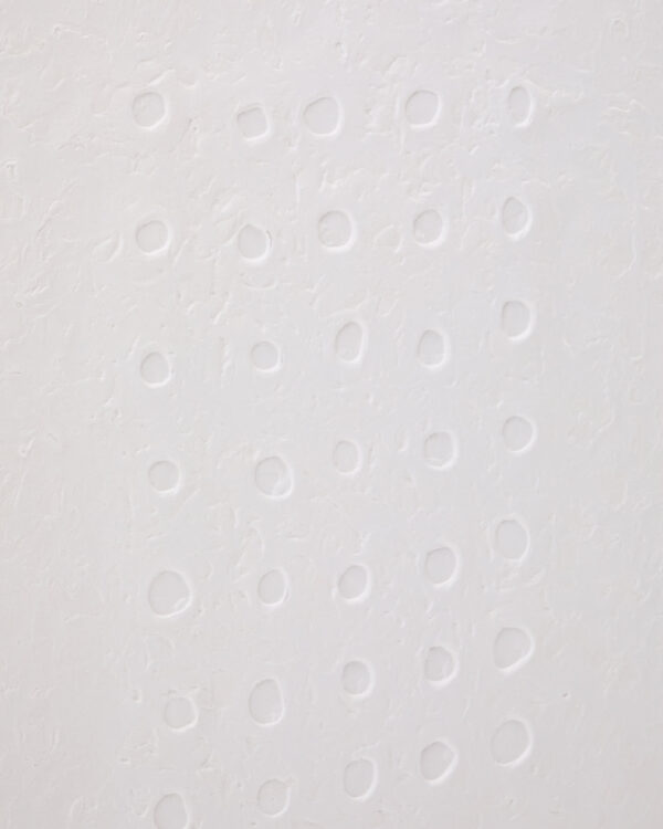 Cuadro abstracto Olvin de papel reciclado blanco con relieves hechos a mano 94 x 74 cm