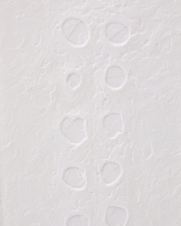 Cuadro abstracto Olvin de papel reciclado blanco con relieves hechos a mano 44 x 94 cm