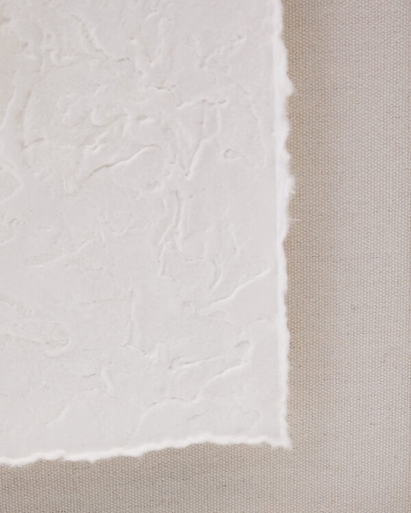 Cuadro abstracto Olvin de papel reciclado blanco con relieves hechos a mano 44 x 94 cm
