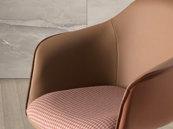 Silla giratoria tela marrón terracota y beige y polipiel marrón