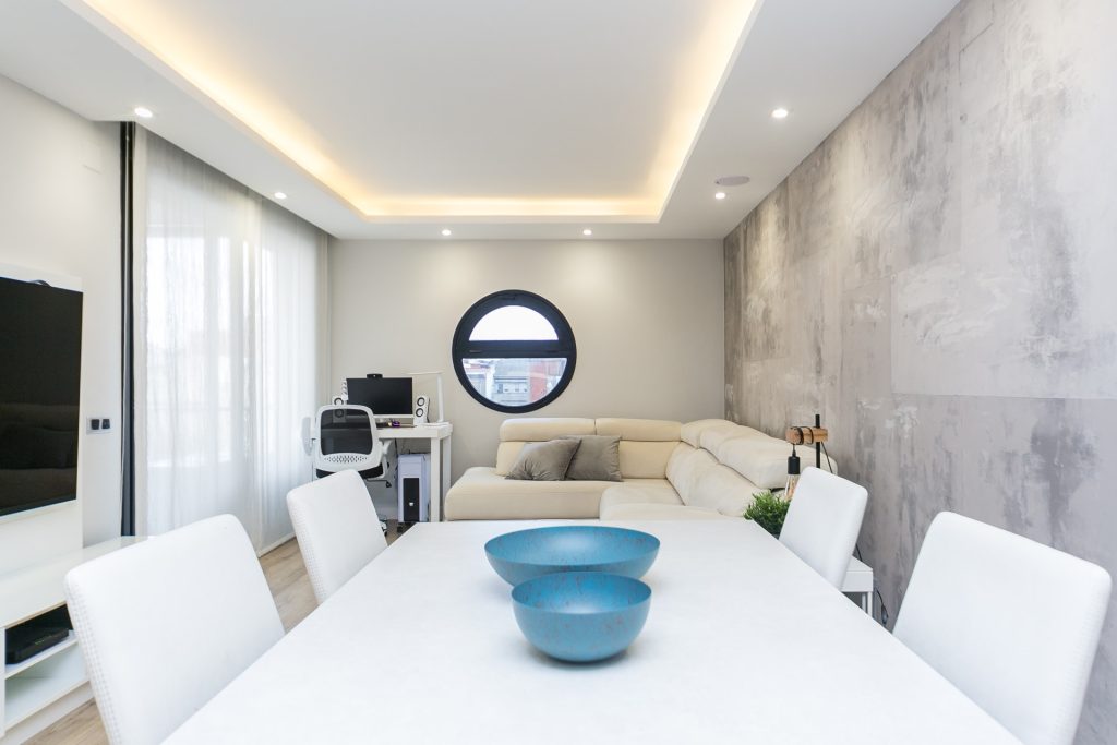 Cocina con península en vivienda