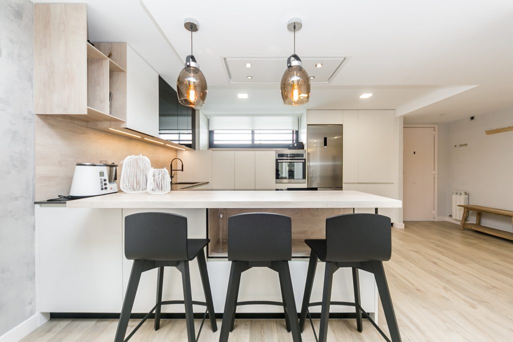 Cocina con península en vivienda