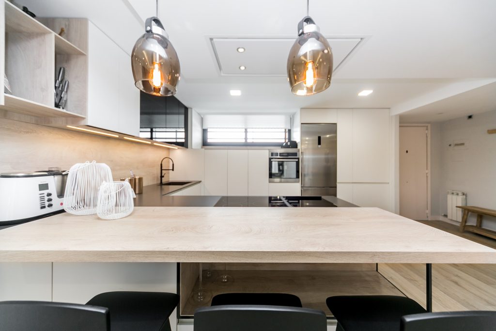 Cocina con península en vivienda