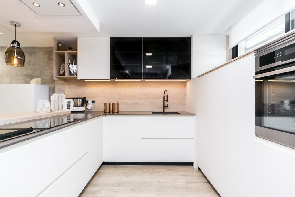 Cocina con península en vivienda
