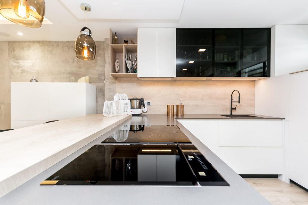 Cocina con península en vivienda