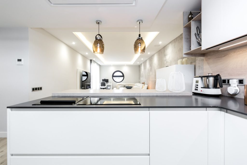 Cocina con península en vivienda