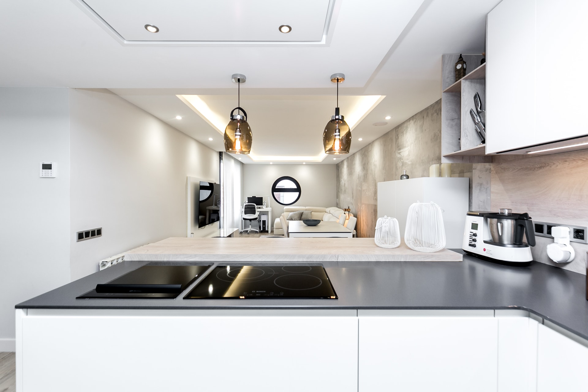 Cocina blanca luminosa con encimera oscura