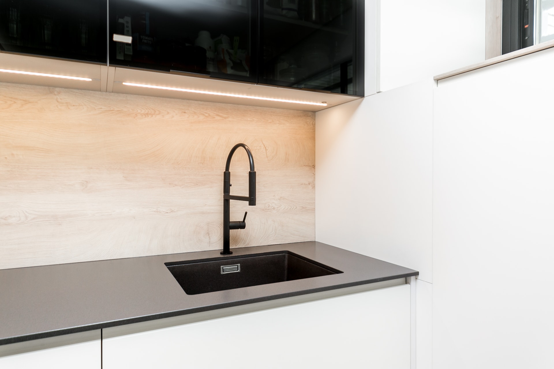 Detalle de encimera y fregadero de una cocina de Edos