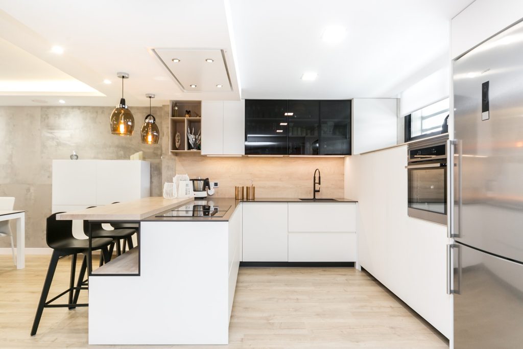 Cocina con península en vivienda