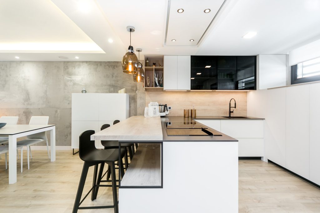 Cocina con península en vivienda