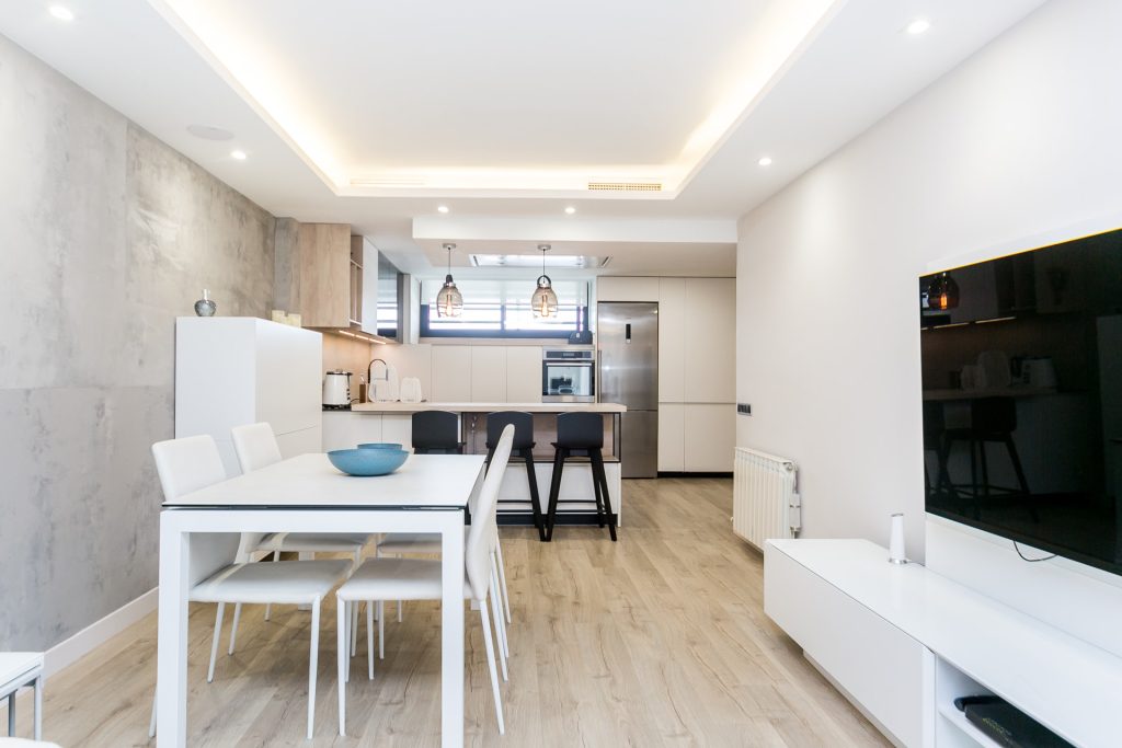 Cocina con península en vivienda