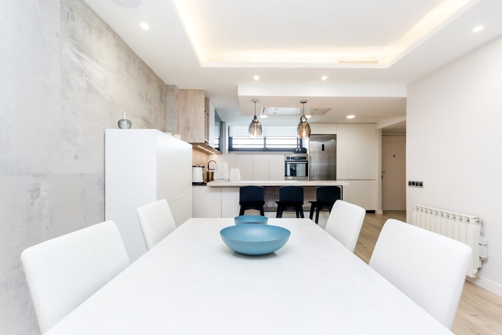 Cocina con península en vivienda
