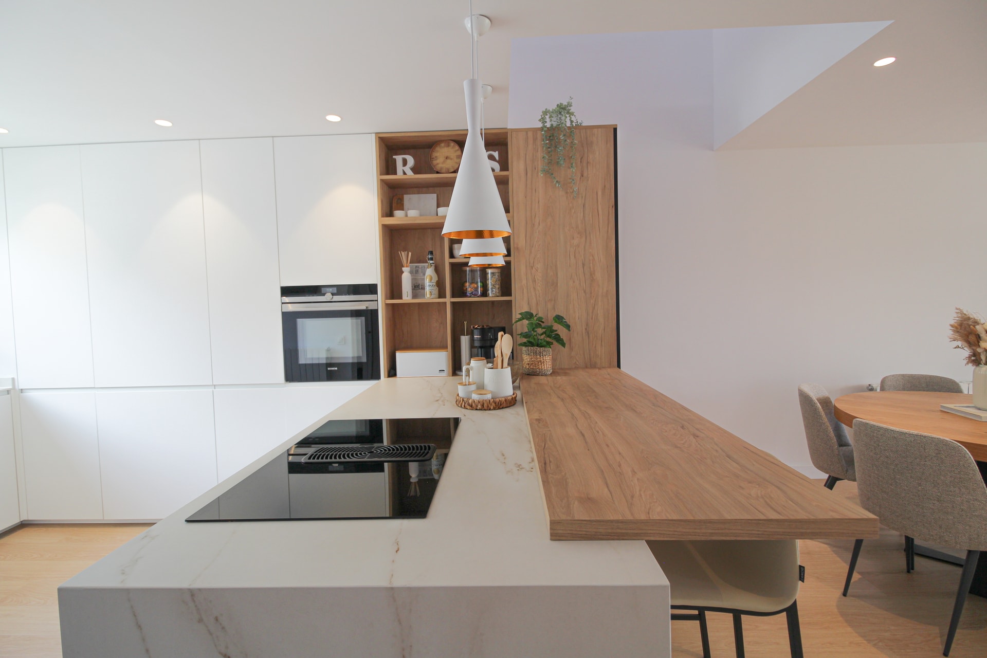 Cocina alargada con mesa de madera integrada