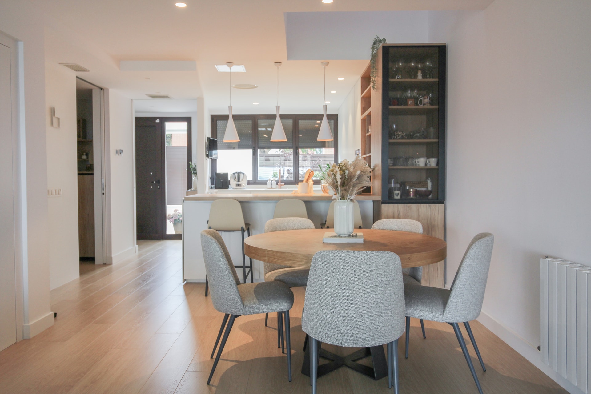 Cocina abierta al comedor en una vivienda reformada