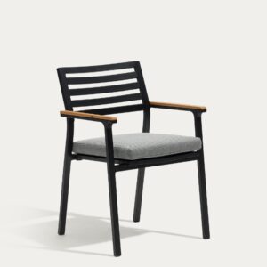 Silla apilable de exterior Bona de aluminio acabado negro y reposabrazos de madera maciza