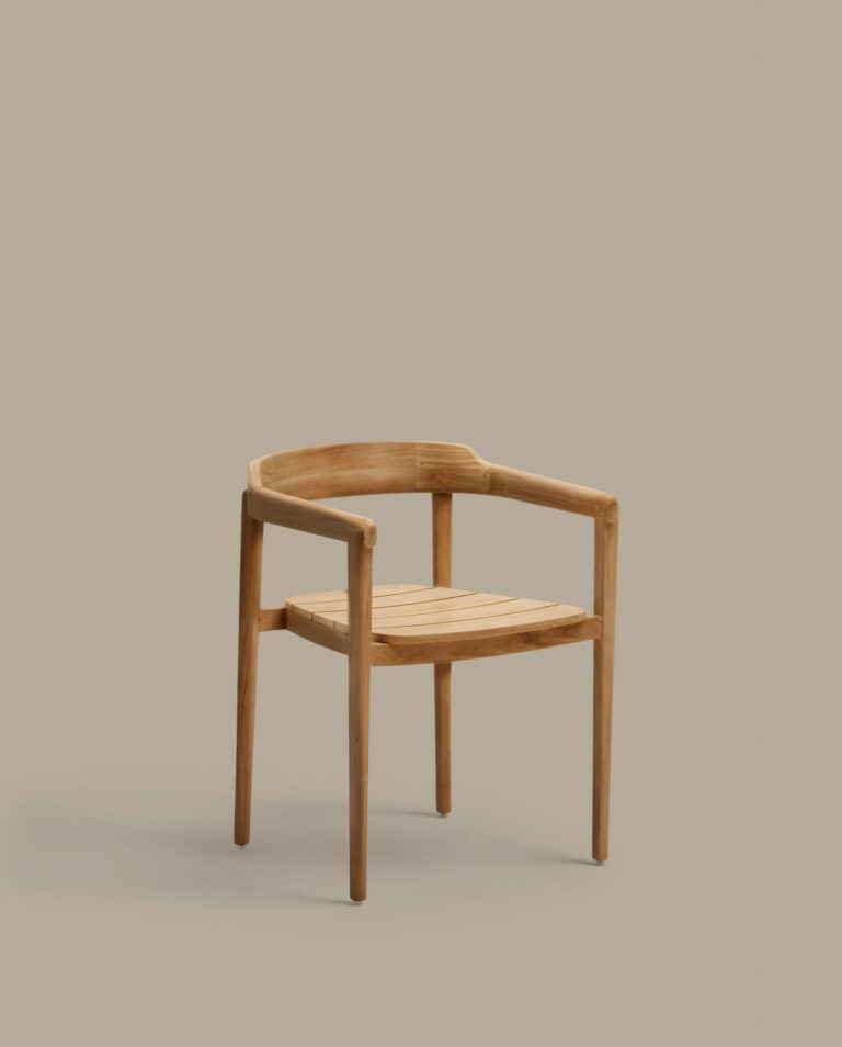 Silla apilable Icaro de madera maciza de teca con acabado natural FSC 100%