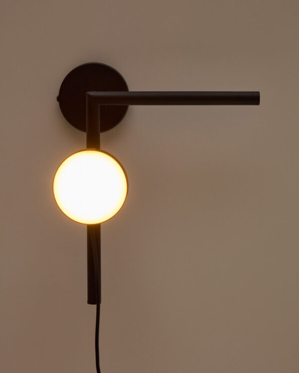 Aplique de pared Orey de metal negro con foco multiposición