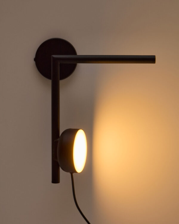 Aplique de pared Orey de metal negro con foco multiposición