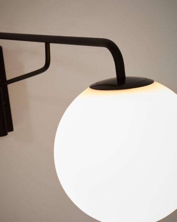 Aplique de pared Eilo de acero negro y bola de cristal glaseado