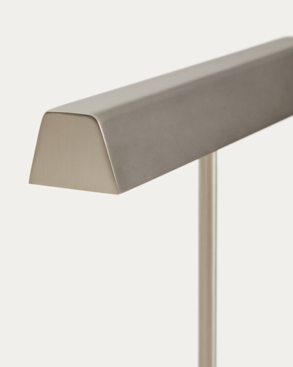 Lámpara de mesa Lynor de metal cepillado con base de mármol blanco