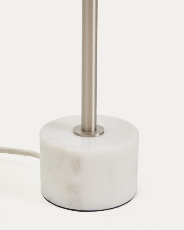 Lámpara de mesa Lynor de metal cepillado con base de mármol blanco