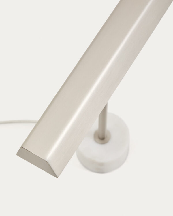 Lámpara de mesa Lynor de metal cepillado con base de mármol blanco