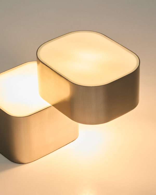 Lámpara de mesa Tandan de metal gris con acabado cepillado