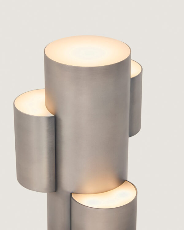 Lámpara de mesa LED portátil Adrina de metal gris claro con acabado cepillado