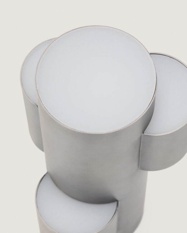 Lámpara de mesa LED portátil Adrina de metal gris claro con acabado cepillado