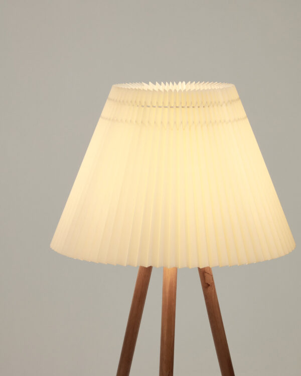 Lámpara de pie Benicarlo de madera de caucho con acabado natural y beige