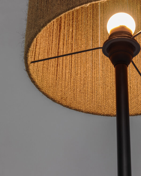 Lámpara de pie Kor de madera de acacia con acabado oscuro y yute