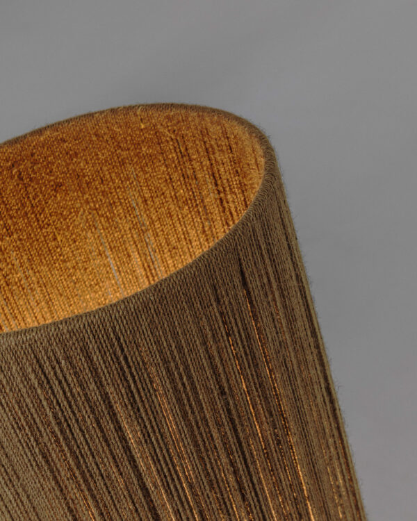 Lámpara de pie Kor de madera de acacia con acabado oscuro y yute