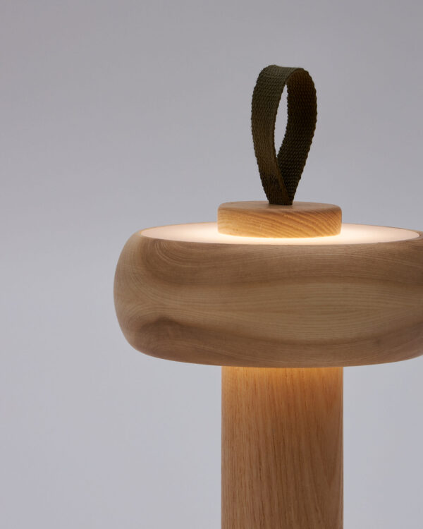 Lámpara de mesa portátil Luba de madera maciza de fresno y asa de algodón verde