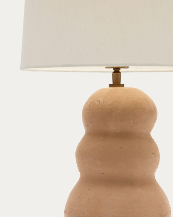 Lámpara de mesa Madsen de terracota y pantalla blanca